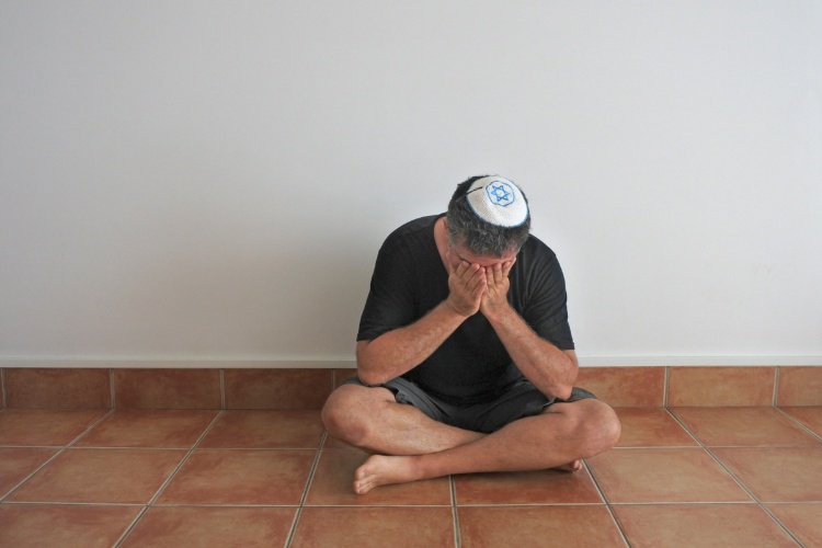 jewish man sitting shiva